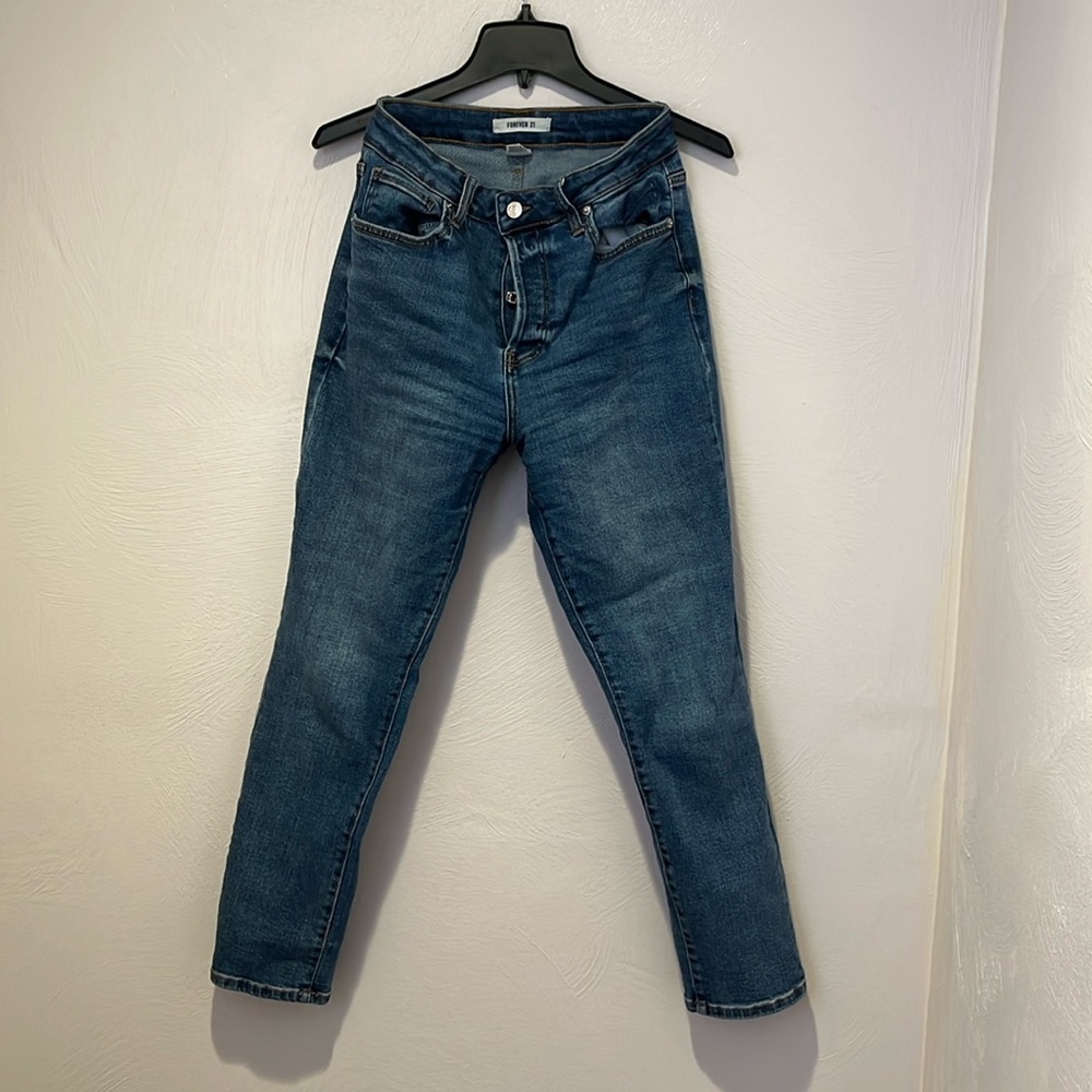 Forever 21 women’s medium wash mom jeans